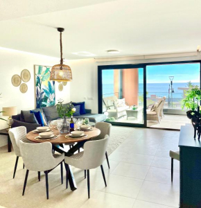 Luxury 3 Bedroom Apartment 300m from the Beach